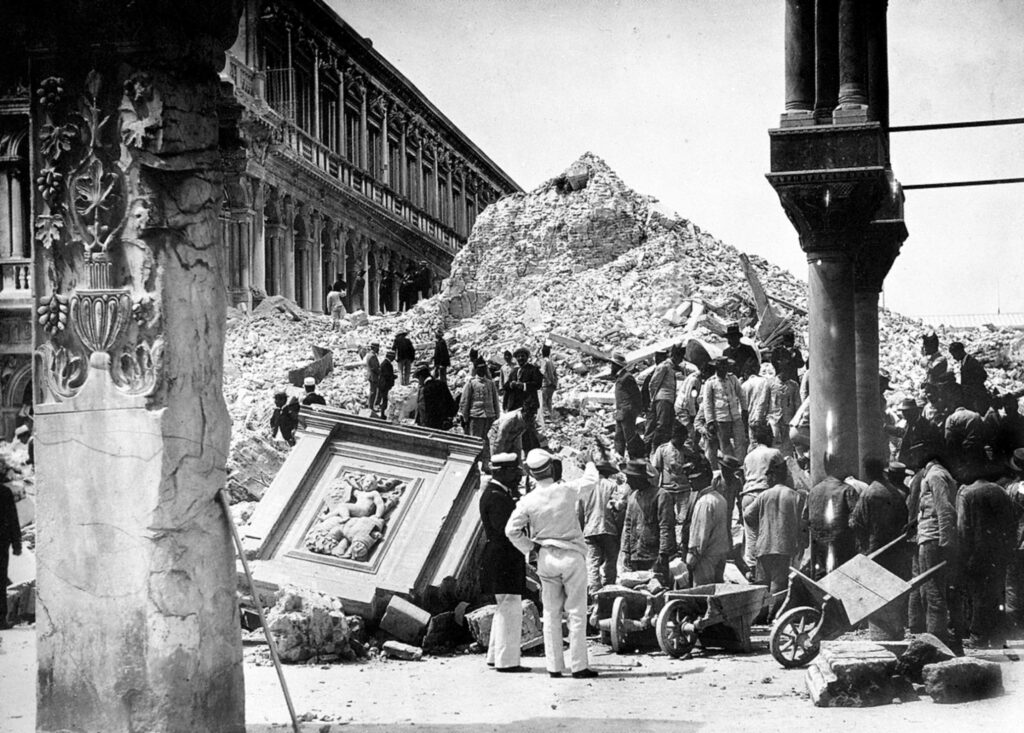Macerie dopo il crollo del campanile di San Marco a Venezia