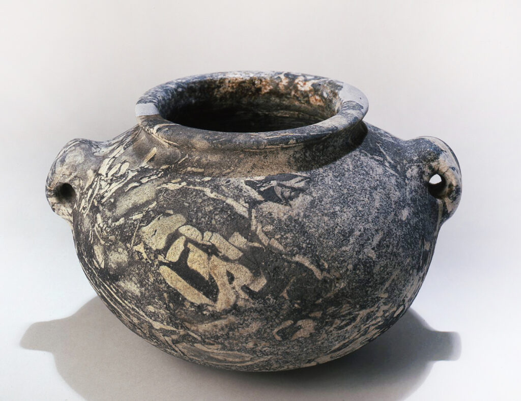 Vaso piriforme schiacciato con bordo distinto e anse