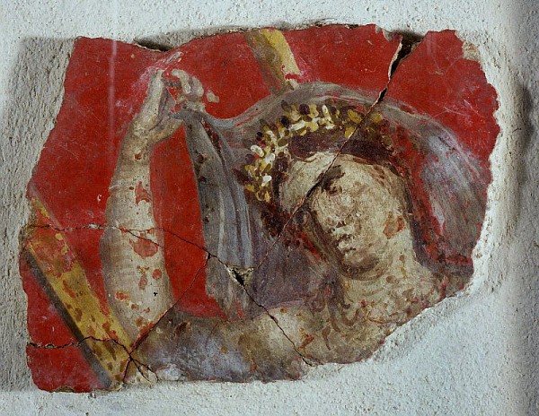 17 - <em>Idoletto femminile del tipo Beycesultan, Suonatore di Lyra seduto, Frammento di intonaco dipinto con figura femminile </em>