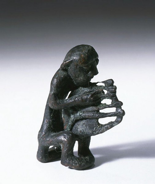 17 - <em>Idoletto femminile del tipo Beycesultan, Suonatore di Lyra seduto, Frammento di intonaco dipinto con figura femminile </em>
